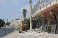 بالصور: البلدية تباشر بعملية هدم ملعب بلومفيلد في يافا لاجراء اعمال توسعة شاملة